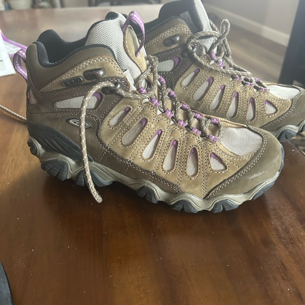 Mid ankle hiking boots from Oboz. Size 8.5. Olive green color.